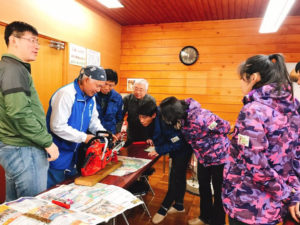 石川森林公園似て、フォレストリーダー、村田茂氏のチェンソー掃除の講習。